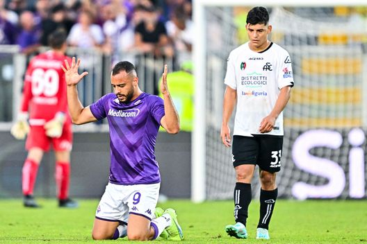 LA SPEZIA, ITALY - OCTOBER 30: Arthur Cabral of Fiorentina (L) celebrates after scoring a goal during the Serie A match between Spezia Calcio and ACF Fiorentina at Stadio Alberto Picco on October 30, 2022 in La Spezia, Italy. (Photo by Simone Arveda/Getty Images) Quota 100 per la viola di Italiano, chi la raggiungerà?- immagine 2