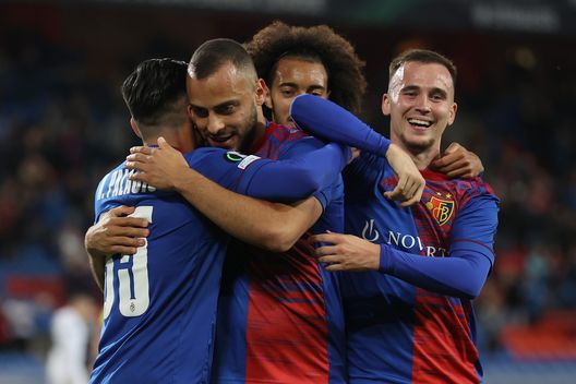 BASEL, SWITZERLAND - SEPTEMBER 30: Arthur Cabral of FC Basel celebrates with team mate Liam Millar and Matias Palacios after scoring their sides first goal during the UEFA Europa Conference League group H match between FC Basel and FK Kairat at St Jakob-Park on September 30, 2021 in Basel, Switzerland. (Photo by Alex Grimm/Getty Images) VN – Operazione chiusa per Cabral, tutto fatto col Basilea- immagine 2