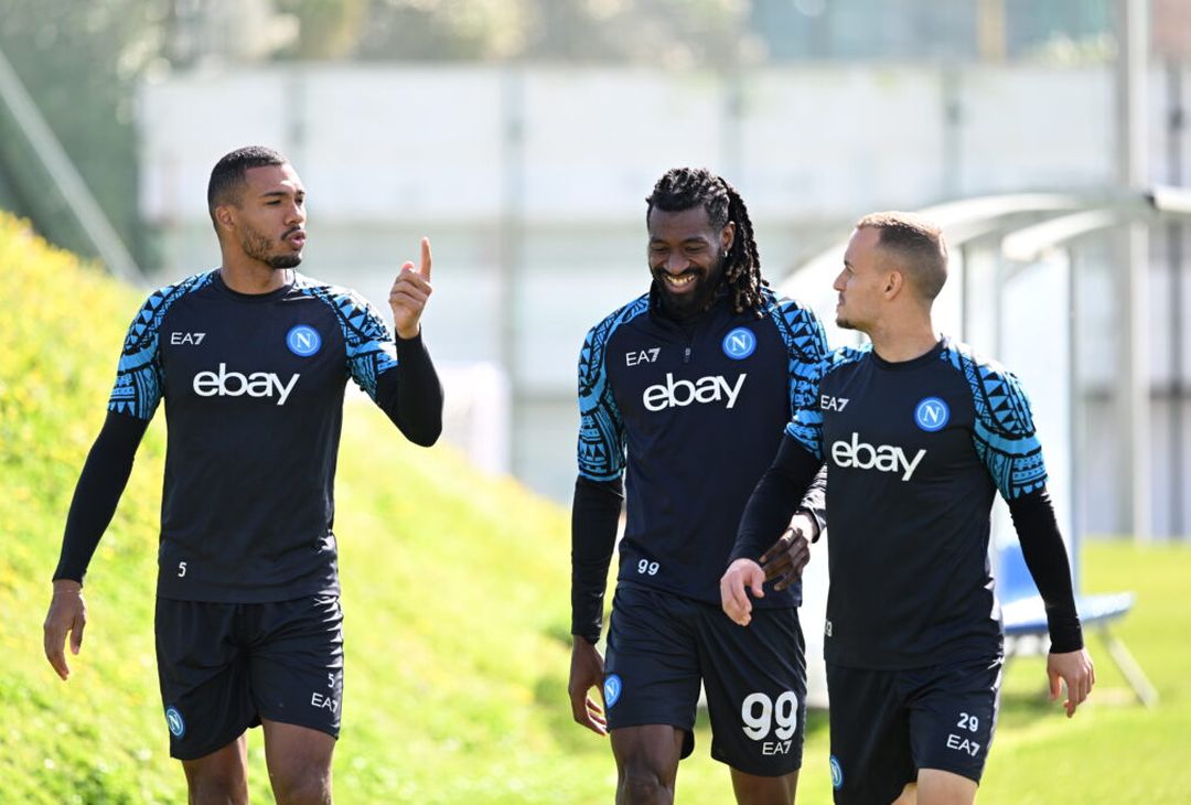 GALLERY Il Napoli torna ad allenarsi a Castel Volturno: sorrisi e concentrazione- immagine 1