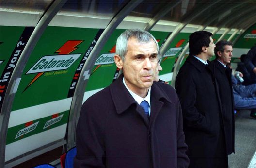 MILAN - FEBRUARY 23: A portrait of Inter Milan coach Hector Cuper before the Serie A match between Inter Milan and Piacenza, played at the 'Giuseppe Meazza' San Siro Stadium, Milan, Italy on February 23, 2003.