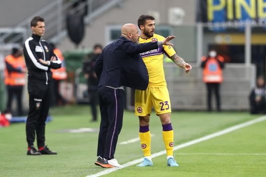 MILAN, ITALY - MARCH 19: Vincenzo Italiano speaks to Lorenzo Venuti of Fiorentina during the Serie A match between FC Internazionale and ACF Fiorentina at Stadio Giuseppe Meazza on March 19, 2022 in Milan, Italy. (Photo by Marco Luzzani/Getty Images) MILAN, ITALY - MARCH 19: Vincenzo Italiano speaks to Lorenzo Venuti of Fiorentina during the Serie A match between FC Internazionale and ACF Fiorentina at Stadio Giuseppe Meazza on March 19, 2022 in Milan, Italy. (Photo by Marco Luzzani/Getty Images)