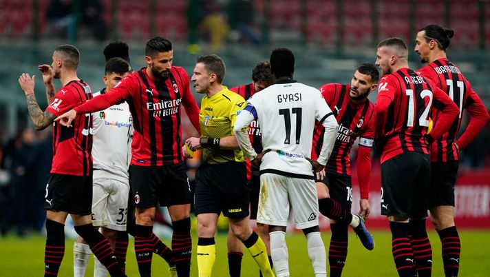 MILAN, ITALY - JANUARY 17: AC Milan players react with the referee during the Serie A match between AC Milan and Spezia Calcio at Stadio Giuseppe Meazza on January 17, 2022 in Milan, Italy. (Photo by Pier Marco Tacca/AC Milan via Getty Images) ORDINE DEL…GIORNO – Aia, intervento eccezionale per un errore eccezionale… - immagine 1