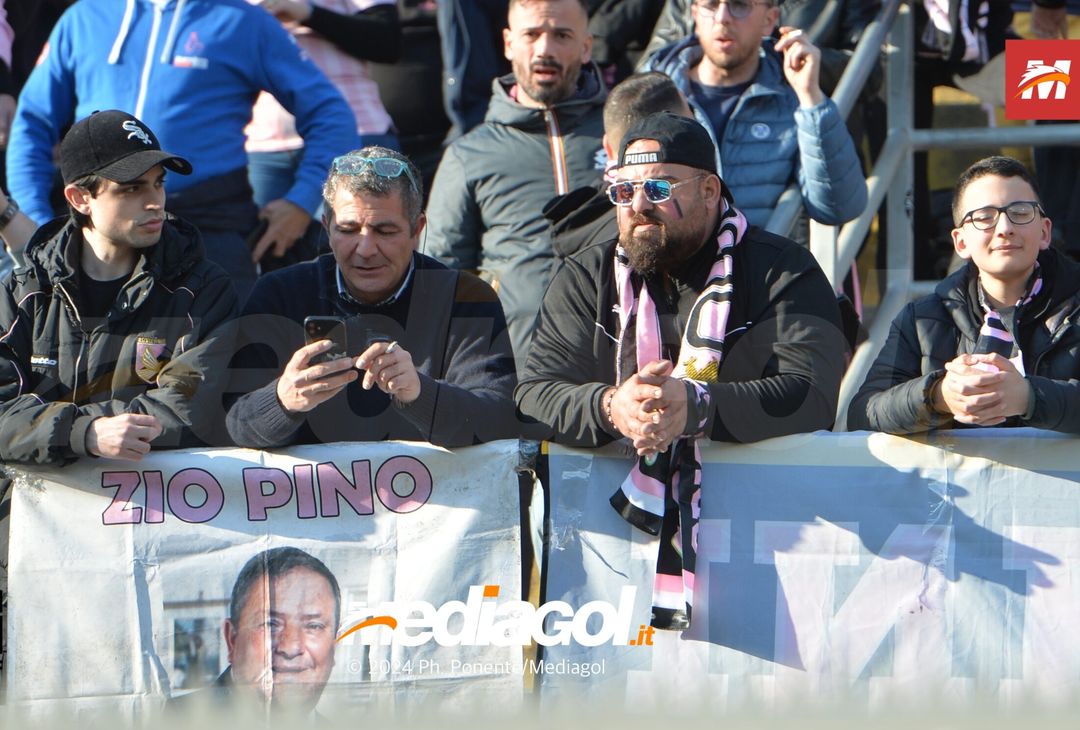FOTOTIFO Palermo-Como 3-0, gli scatti ai tifosi al “Renzo Barbera” (GALLERY) - immagine 81