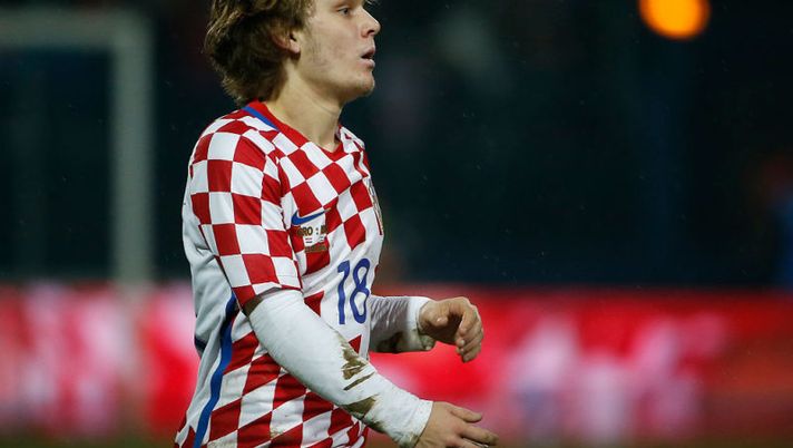 OSIJEK, CROATIA - MARCH 23: Alen Halilovic of Croatia looks on during the International Friendly match between Croatia and Israel at stadium Gradski Vrt on March 23, 2016 in Osijek, Croatia. (Photo by Srdjan Stevanovic/Getty Images) Halilovic al Milan, iniziate le visite mediche: i dettagli della beffa all’Udinese - immagine 1