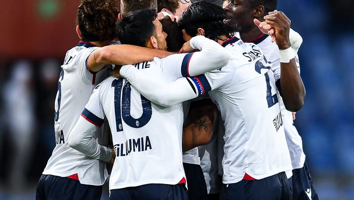 GENOA, ITALY - NOVEMBER 7: Marko Arnautovic of Bologna (C) celebrates with his team-mates after scoring a goal during the Serie A match between UC Sampdoria and Bologna Fc at Stadio Luigi Ferraris on November 7, 2021 in Genoa, Italy. (Photo by Getty Images) Bologna-Napoli, Mihajlovic perde due big: il report dell’allenamento odierno - immagine 1