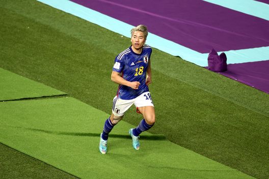 DOHA, QATAR - NOVEMBER 23: Takuma Asano of Japan celebrates scoring their second goal during the FIFA World Cup Qatar 2022 Group E match between Germany and Japan at Khalifa International Stadium on November 23, 2022 in Doha, Qatar. (Photo by Robert Cianflone/Getty Images) Giappone a caccia della storia: rigorosamente in blu, un colore scelto fra tradizione e superstizione - immagine 1