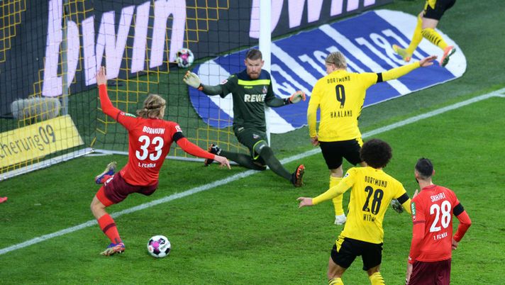 DORTMUND, GERMANY - NOVEMBER 28: Dortmund's Erling Haaland misses a chance during the Bundesliga match between Borussia Dortmund and 1. FC Koeln at Signal Iduna Park on November 28, 2020 in Dortmund, Germany. (Photo by Uwe Kraft - Pool/Getty Images) DORTMUND, GERMANY - NOVEMBER 28: Dortmund's Erling Haaland misses a chance during the Bundesliga match between Borussia Dortmund and 1. FC Koeln at Signal Iduna Park on November 28, 2020 in Dortmund, Germany. (Photo by Uwe Kraft - Pool/Getty Images)
