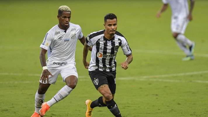 BELO HORIZONTE, BRAZIL - JANUARY 26: Allan Souza (R) of Atletico MG and Renyer (L) of Santos fight for the ball during a match between Atletico MG and Santos as part of Brasileirao Series A 2020 at Mineirao Stadium on January 26, 2021 in Belo Horizonte, Brazil. The match is played behind closed doors and with precautionary measures against the spread of coronavirus (COVID-19). (Photo by Pedro Vilela/Getty Images) Dal Portogallo: anche la Fiorentina sul talento Renyer. Concorrenza di tre club - immagine 1