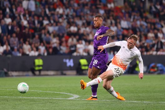 PRAGUE, CZECH REPUBLIC - JUNE 07: Jarrod Bowen of West Ham United scores the winning goal during the UEFA Europa Conference League 2022/23 final match between ACF Fiorentina and West Ham United FC at Eden Arena on June 07, 2023 in Prague, Czech Republic. (Photo by Richard Heathcote/Getty Images) “Errare è Italiano, perseverare diabolico”: come si fa a non parlare del futuro?- immagine 2