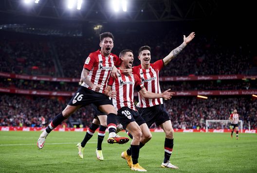 BILBAO, SPAIN - DECEMBER 19: Oscar De Marcos of Athletic Club celebrates with his teammates Oihan Sancet and Unai Vencedor of Athletic Club after scoring his team's third goal during the LaLiga Santander match between Athletic Club and Real Betis at San Mames Stadium on December 19, 2021 in Bilbao, Spain. (Photo by Juan Manuel Serrano Arce/Getty Images) Athletic Bilbao