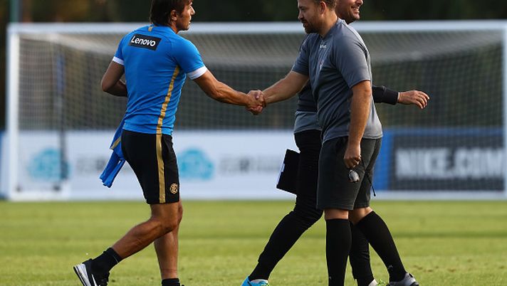 COMO, ITALY - OCTOBER 10: FC Internazionale coach Antonio Conte shakes hands with Ivan Javorcic during the FC Internazionale Training Match at the club's training ground Suning Training Center in memory of Angelo Moratti on October 10, 2019 in Como, Italy. (Photo by Marco Luzzani - Inter/Inter via Getty Images) COMO, ITALY - OCTOBER 10: FC Internazionale coach Antonio Conte shakes hands with Ivan Javorcic during the FC Internazionale Training Match at the club's training ground Suning Training Center in memory of Angelo Moratti on October 10, 2019 in Como, Italy. (Photo by Marco Luzzani - Inter/Inter via Getty Images)