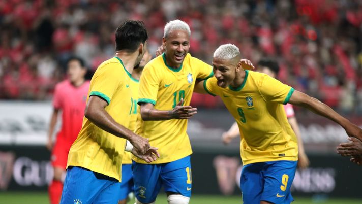 SEOUL, SOUTH KOREA - JUNE 02: Neymar Jr. (C) of Brazil celebrates scoring his side's second goal with his teammates Lucas Paqueta (L) and Richarlison (R) during the international friendly match between South Korea and Brazil at Seoul World Cup Stadium on June 2, 2022 in Seoul, South Korea. (Photo by Chung Sung-Jun/Getty Images) Vinicius e Richarlison fingono una rissa, in Argentina ci cascano e i brasiliani se la ridono su Instagram - immagine 1