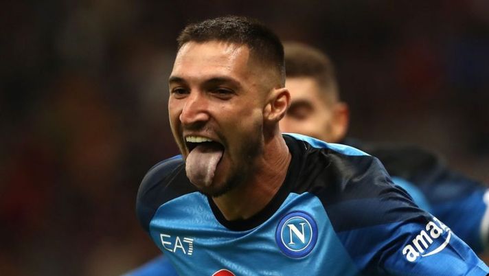 MILAN, ITALY - SEPTEMBER 18: Matteo Politano of SSC Napoli celebrates after scoring their team's first goal from the penalty spot during the Serie A match between AC Milan and SSC Napoli at Stadio Giuseppe Meazza on September 18, 2022 in Milan, Italy. (Photo by Marco Luzzani/Getty Images) Raspadori, Osimhen, Juan Jesus e Politano: chi gioca e chi rischia nel Napoli - immagine 1