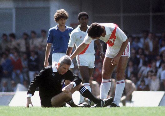 SPAIN - JUNE 18: WM 1982 in Spanien; ITALIEN - PERU; SCHIEDSRICHTER Walter ESCHWEILER nach dem Zusammenstoss mit einem Spieler (Photo by Bongarts/Getty Images) SPAIN - JUNE 18: WM 1982 in Spanien; ITALIEN - PERU; SCHIEDSRICHTER Walter ESCHWEILER nach dem Zusammenstoss mit einem Spieler (Photo by Bongarts/Getty Images)