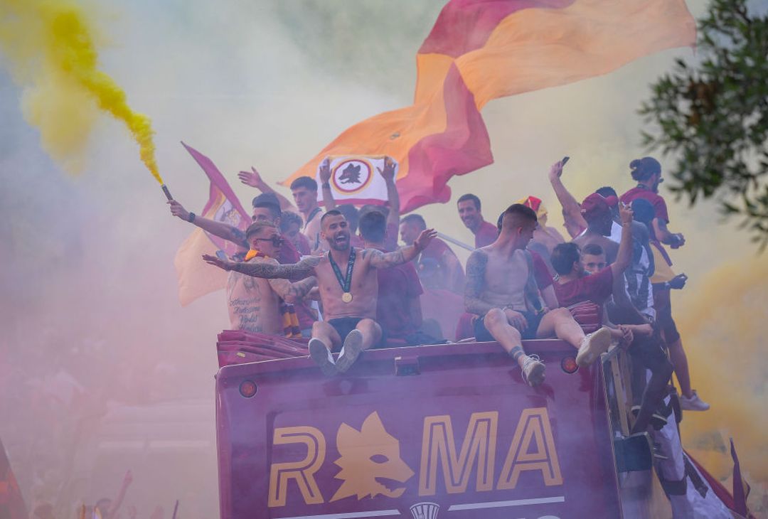 Roma, il popolo giallorosso in festa visto dal pullman della squadra – FOTO GALLERY - immagine 39