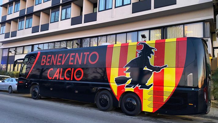 FOTO VN – Il Benevento ‘scalda i motori’, pronto a raggiungere il Franchi FOTO VN – Il Benevento ‘scalda i motori’, pronto a raggiungere il Franchi - immagine 1