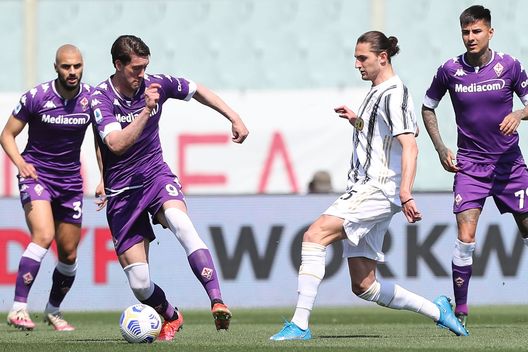 FLORENCE, ITALY - APRIL 25: Dusan Vlahovic of ACF Fiorentina in action against Adrien Rabiot of Juventus during the Serie A match between ACF Fiorentina and Juventus at Stadio Artemio Franchi on April 25, 2021 in Florence, Italy. Sporting stadiums around Italy remain under strict restrictions due to the Coronavirus Pandemic as Government social distancing laws prohibit fans inside venues resulting in games being played behind closed doors. (Photo by Gabriele Maltinti/Getty Images) FLORENCE, ITALY - APRIL 25: Dusan Vlahovic of ACF Fiorentina in action against Adrien Rabiot of Juventus during the Serie A match between ACF Fiorentina and Juventus at Stadio Artemio Franchi on April 25, 2021 in Florence, Italy. Sporting stadiums around Italy remain under strict restrictions due to the Coronavirus Pandemic as Government social distancing laws prohibit fans inside venues resulting in games being played behind closed doors. (Photo by Gabriele Maltinti/Getty Images)