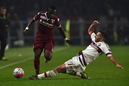 Afriye Acquah, centorcampista del Torino, contrastato da Bertolacci Afriye Acquah, centorcampista del Torino, contrastato da Bertolacci