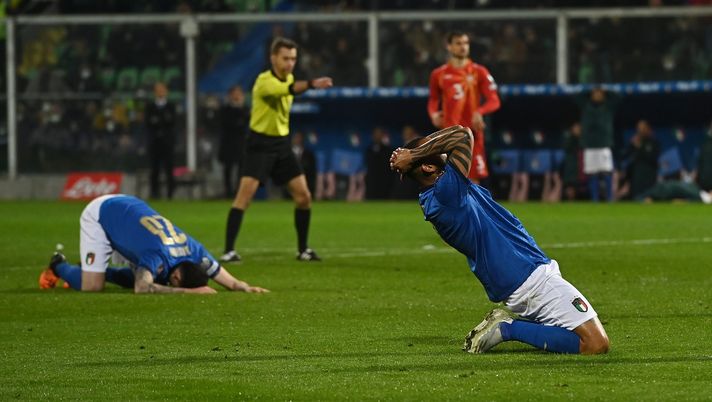 PALERMO, ITALY - MARCH 24: Alessandro Bastoni and Joao Pedro Galvao of Italy look dejected during the 2022 FIFA World Cup Qualifier knockout round play-off match between Italy and North Macedonia at Renzo Barbera Stadium in Palermo, Italy. (Photo by Tullio M. Puglia/Getty Images) Si chiude un 2022 da incubo per l’Italia: tante sconfitte e un Mondiale perso - immagine 1