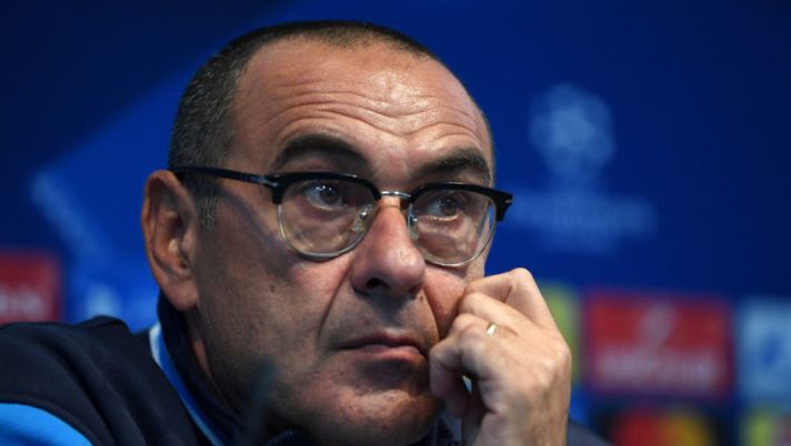 MANCHESTER, ENGLAND - OCTOBER 16: Napoli manager Maurizio Sarri speaks to the media during a press conference at Etihad Stadium on October 16, 2017 in Manchester, England. (Photo by Gareth Copley/Getty Images) Chelsea, Sarri fa la spesa. Il CorSport: “Ne vuole subito tre dalla Serie A” - immagine 1