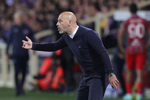 FLORENCE, ITALY - APRIL 27: Head Coach Vincenzo Italiano manager of ACF Fiorentina gestures during of the Coppa Italia Semi Final match between ACF Fiorentina and US Cremonese at Stadium Artemio Franchi on April 27, 2023 in Florence, Italy. (Photo by Gabriele Maltinti/Getty Images) Polverosi: “Dodò il fantasista viola. Finale un premio al lavoro di Italiano”- immagine 2