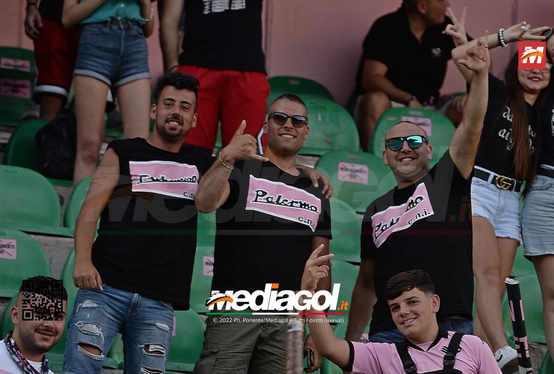 Fototifo, facce da Serie B. I tifosi allo stadio per Palermo-Padova 1-0 - immagine 71