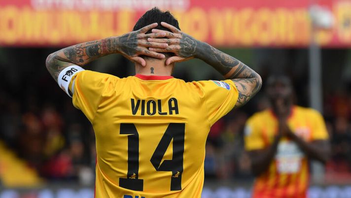 BENEVENTO, ITALY - APRIL 18: Nicolas Viola of Benevento Calcio stands disappointed during the serie A match between Benevento Calcio and Atalanta BC at Stadio Ciro Vigorito on April 18, 2018 in Benevento, Italy. (Photo by Francesco Pecoraro/Getty Images) Benevento senza Letizia, Viola non c’è: le prove di formazione per Cagliari - immagine 1