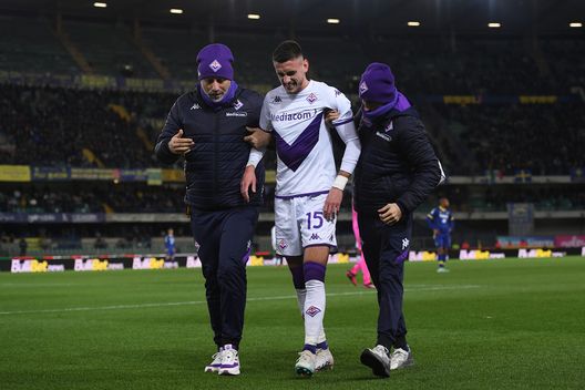 VERONA, ITALY - FEBRUARY 27: Aleksa Terzic of ACF Fiorentina leaves the pitch after suffering an injury during the Serie A match between Hellas Verona and ACF Fiorentina at Stadio Marcantonio Bentegodi on February 27, 2023 in Verona, Italy. (Photo by Alessandro Sabattini/Getty Images) Terzic, il report medico: c’è lesione! Le condizioni del terzino serbo- immagine 2