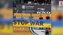 VIDEO / Rifiutano di tenere lo striscione “No War”: i tifosi li riempiono di fischi