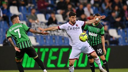 REGGIO NELL'EMILIA, ITALY - MAY 08: Riccardo Orsolini of Bologna FC controls the ball whilst under pressure from Matheus Henrique of US Sassuolo during the Serie A match between US Sassuolo and Bologna FC at Mapei Stadium - Citta' del Tricolore on May 08, 2023 in Reggio nell'Emilia, Italy. (Photo by Alessandro Sabattini/Getty Images)