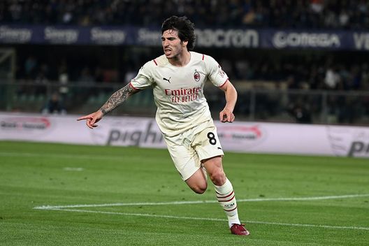(Photo by Alessandro Sabattini/Getty Images) Il Milan sbanca Verona e mantiene saldamente la vetta della classifica- immagine 2