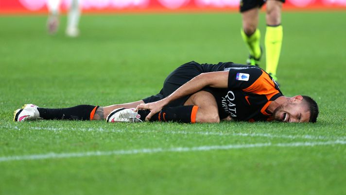 ROME, ITALY - DECEMBER 06: Lorenzo Pellegrini of Roma reacts during the Serie A match between AS Roma and US Sassuolo at Stadio Olimpico on December 06, 2020 in Rome, Italy. Sporting stadiums around Italy remain under strict restrictions due to the Coronavirus Pandemic as Government social distancing laws prohibit fans inside venues resulting in games being played behind closed doors. (Photo by Paolo Bruno/Getty Images) ROME, ITALY - DECEMBER 06: Lorenzo Pellegrini of Roma reacts during the Serie A match between AS Roma and US Sassuolo at Stadio Olimpico on December 06, 2020 in Rome, Italy. Sporting stadiums around Italy remain under strict restrictions due to the Coronavirus Pandemic as Government social distancing laws prohibit fans inside venues resulting in games being played behind closed doors. (Photo by Paolo Bruno/Getty Images)
