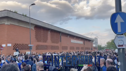 VIDEO FCIN1908 / Inter, grande attesa per l’arrivo del pullman: i cori dei tifosi