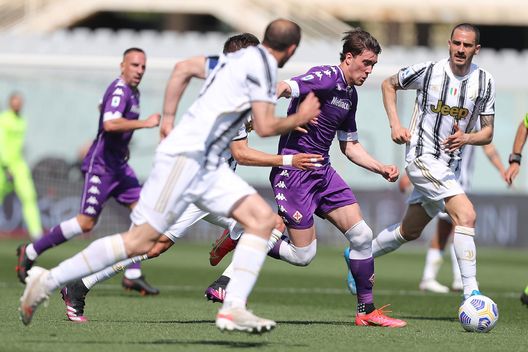 FLORENCE, ITALY - APRIL 25: Dusan Vlahovic of ACF Fiorentina in action during the Serie A match between ACF Fiorentina and Juventus at Stadio Artemio Franchi on April 25, 2021 in Florence, Italy. Sporting stadiums around Italy remain under strict restrictions due to the Coronavirus Pandemic as Government social distancing laws prohibit fans inside venues resulting in games being played behind closed doors. (Photo by Gabriele Maltinti/Getty Images) FLORENCE, ITALY - APRIL 25: Dusan Vlahovic of ACF Fiorentina in action during the Serie A match between ACF Fiorentina and Juventus at Stadio Artemio Franchi on April 25, 2021 in Florence, Italy. Sporting stadiums around Italy remain under strict restrictions due to the Coronavirus Pandemic as Government social distancing laws prohibit fans inside venues resulting in games being played behind closed doors. (Photo by Gabriele Maltinti/Getty Images)