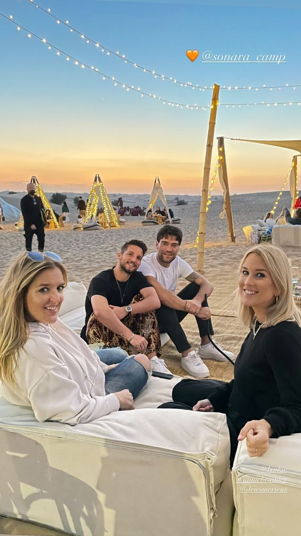 FOTO Mertens, sorridente in spiaggia con Kat a Dubai- immagine 2
