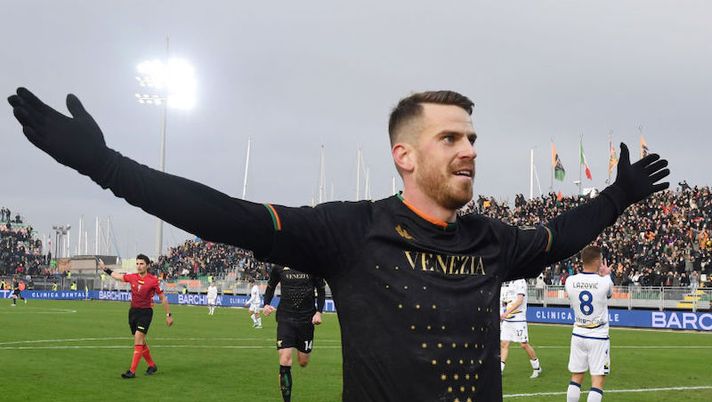 VENICE, ITALY - DECEMBER 05: Domen Crnigoj of Venezia celebrates his team's second goal during the Serie A match between Venezia FC v Hellas Verona FC at Stadio Pier Luigi Penzo on December 05, 2021 in Venice, Italy. (Photo by Maurizio Lagana/Getty Images) UFFICIALE – Salernitana, rinforzo Crnigoj per il centrocampo: il comunicato - immagine 1