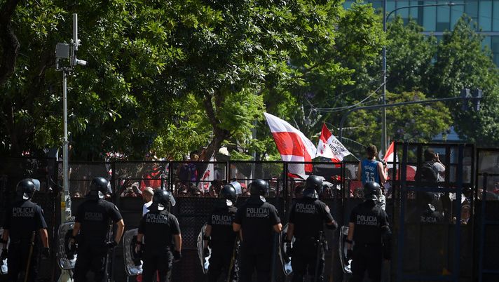 BUENOS AIRES, ARGENTINA - DECEMBER 23: Police officers look at River fans on their way to the Monumental Stadium before the celebrations at Antonio Vespucio Liberti Stadium after winning the Copa CONMEBOL Libertadores Final against Boca Juniors on December 23, 2018 in Buenos Aires, Argentina.  (Photo by Marcelo Endelli/Getty Images) 