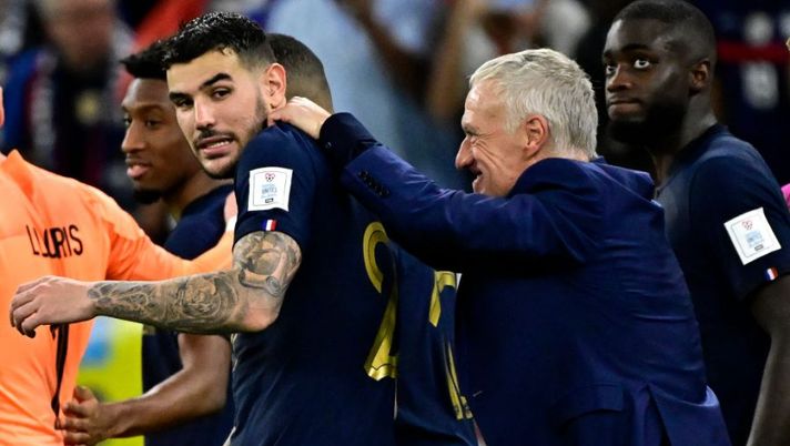 France's coach #00 Didier Deschamps (C-R) congratulates France's defender #22 Theo Hernandez after the Qatar 2022 World Cup round of 16 football match between France and Poland at the Al-Thumama Stadium in Doha on December 4, 2022. (Photo by JAVIER SORIANO / AFP) (Photo by JAVIER SORIANO/AFP via Getty Images) Milan, Theo ieri a parte per una contusione al ginocchio: cosa filtra dal Qatar - immagine 1