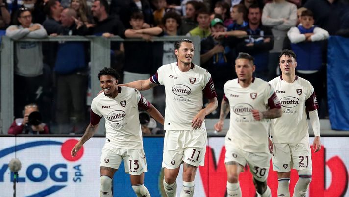 BERGAMO, ITALY - MAY 02: Ederson of US Salernitana celebrates scoring their side's first goal with teammates during the Serie A match between Atalanta BC and US Salernitana at Gewiss Stadium on May 02, 2022 in Bergamo, Italy. (Photo by Emilio Andreoli/Getty Images) Djuric via da Salerno? Ecco che i granata si inseriscono per un obiettivo viola - immagine 1
