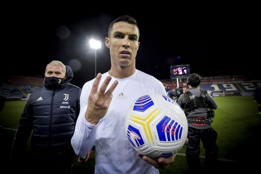 Cristiano Ronaldo si porta a casa il pallone dopo la tripletta Cristiano Ronaldo si porta a casa il pallone dopo la tripletta
