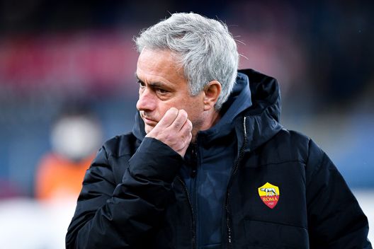 GENOA, ITALY - NOVEMBER 21: José Mourinho head coach of Roma looks on before the Serie A match between Genoa CFC and AS Roma at Stadio Luigi Ferraris on November 21, 2021 in Genoa, Italy. (Photo by Getty Images) Roma con le polveri bagnate: Abraham in calo, ma attenzione ad Afena-Gyan- immagine 2