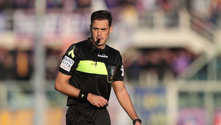 FLORENCE, ITALY - JANUARY 28: Claudio Gavillucci referee during the serie A match between ACF Fiorentina and Hellas Verona FC at Stadio Artemio Franchi on January 28, 2018 in Florence, Italy. (Photo by Gabriele Maltinti/Getty Images) Gavillucci difende Serra: “In Juventus-Roma episodio simile. Polemiche inutili” - immagine 1