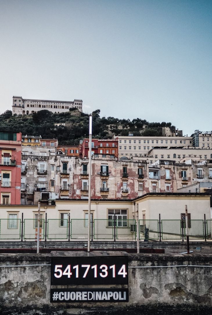 L’amore, motore di ogni azione, a Napoli diventa un vero e proprio sentimento di appartenenza e di condivisione che allinea le frequenze e le emozioni di chiunque l’attraversi in un unico battito. #CUOREDINAPOLI è un'opera che rivela questo sentimento attraverso la Rete. Dal 2018 il WebFaro (seconda foto), scultura luminosa situata nei Quartieri Spagnoli, diffonde attraverso la Rete un segnale che fa pulsare simultaneamente ogni frammento d’opera #CUOREDINAPOLI presente nel mondo: ed è così che l’opera che pulsa a Osaka batte simultaneamente a quelle che sono a Zurigo, Berlino, Nizza e ovunque nel mondo. Un unico battito che si diffonde 'From Napoli To The World”.