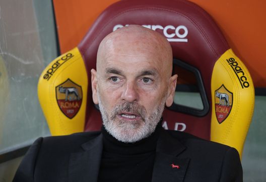 Stefano Pioli, tecnico del Milan, seduto sulla panchina dello stadio Olimpico di Roma Stefano Pioli, tecnico del Milan, seduto sulla panchina dello stadio Olimpico di Roma