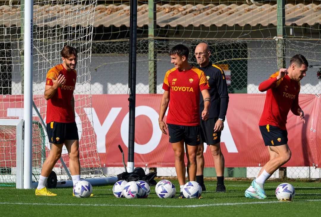 Trigoria, Dybala in gruppo prima della sfida con il Torino – FOTO GALLERY - immagine 31