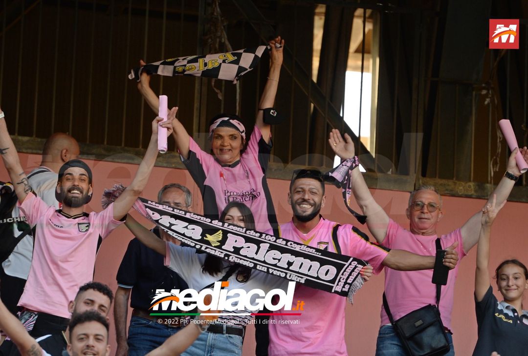 Fototifo, facce da Serie B. I tifosi allo stadio per Palermo-Padova 1-0 - immagine 49