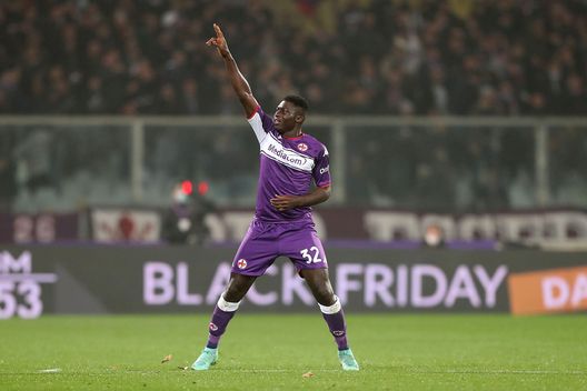 FLORENCE, ITALY - NOVEMBER 20: Alfred Duncan of ACF Fiorentina celebrates after scoring a goal during the Serie A match between ACF Fiorentina and AC Milan at Stadio Artemio Franchi on November 20, 2021 in Florence, Italy. (Photo by Gabriele Maltinti/Getty Images) Bonaventura, Torreira e…? Da gennaio un “triello” sotto gli occhi di Italiano- immagine 2