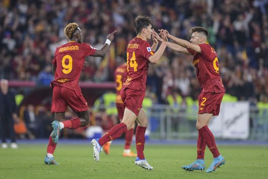 ROME, ITALY - MAY 14: Eldor Shomurodov of AS Roma celebrates after scored the first goal for his team during the Serie A match between AS Roma and Venezia FC at Stadio Olimpico on May 14, 2022 in Rome, Italy. (Photo by Fabio Rossi/AS Roma via Getty Images) Il nome che non ti aspetti: sondato il terreno per un attaccante della Roma- immagine 2