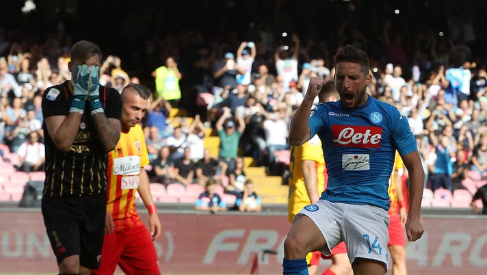 NAPLES, ITALY - SEPTEMBER 17:  Player of SSC Napoli Dries Mertens celebrates after scoring the 6-0 goal, beside the disappointment of the players of Benevento Calcio during the Serie A match between SSC Napoli and Benevento Calcio at Stadio San Paolo on September 17, 2017 in Naples, Italy.  (Photo by Francesco Pecoraro/Getty Images)