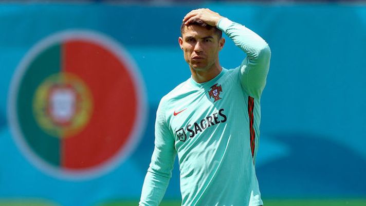 Portugal's forward Cristiano Ronaldo gestures during a training session at the Illovszky Rudolf stadium in Budapest on June 11, 2021, ahead of their UEFA EURO 2020 football match against Hungary. (Photo by FERENC ISZA / AFP) (Photo by FERENC ISZA/AFP via Getty Images) Ronaldo, la Gazzetta: “Cristiano ha dato l’ok al Napoli come destinazione gradita” - immagine 1